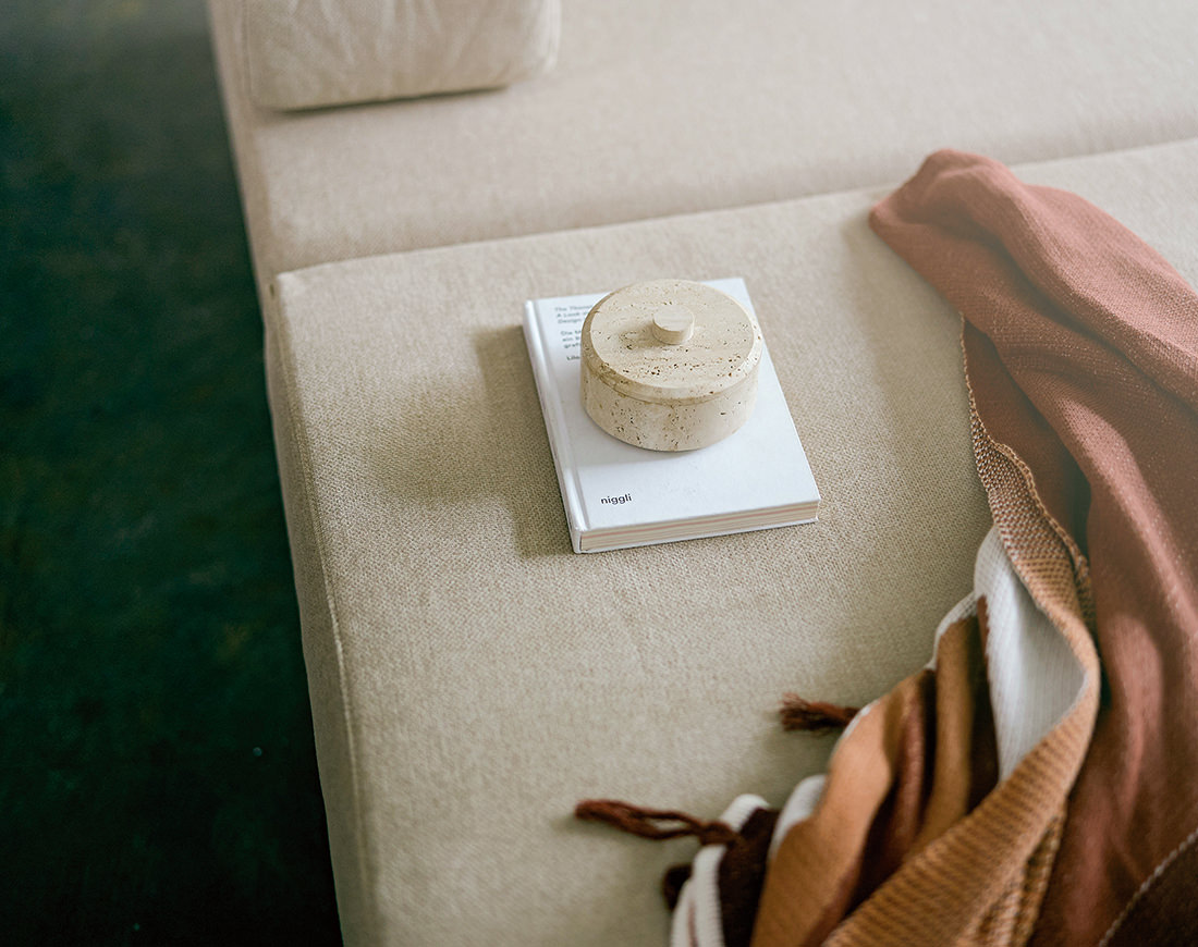 SIEVE（シーヴ）とは、<br />
篩（ふるい）を意味します。<br />
私たちはあらゆる事を篩にかけるように<br />
見つめ直します。