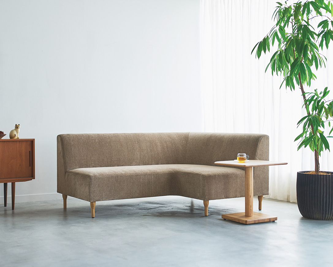 “S/C/C” = SIEVE contract collection<br />
<br />
SIEVE groupのコントラクトアイテムを取り揃えており、生地や脚の種類が選べるソファなど自由度の高い商品もラインナップ。