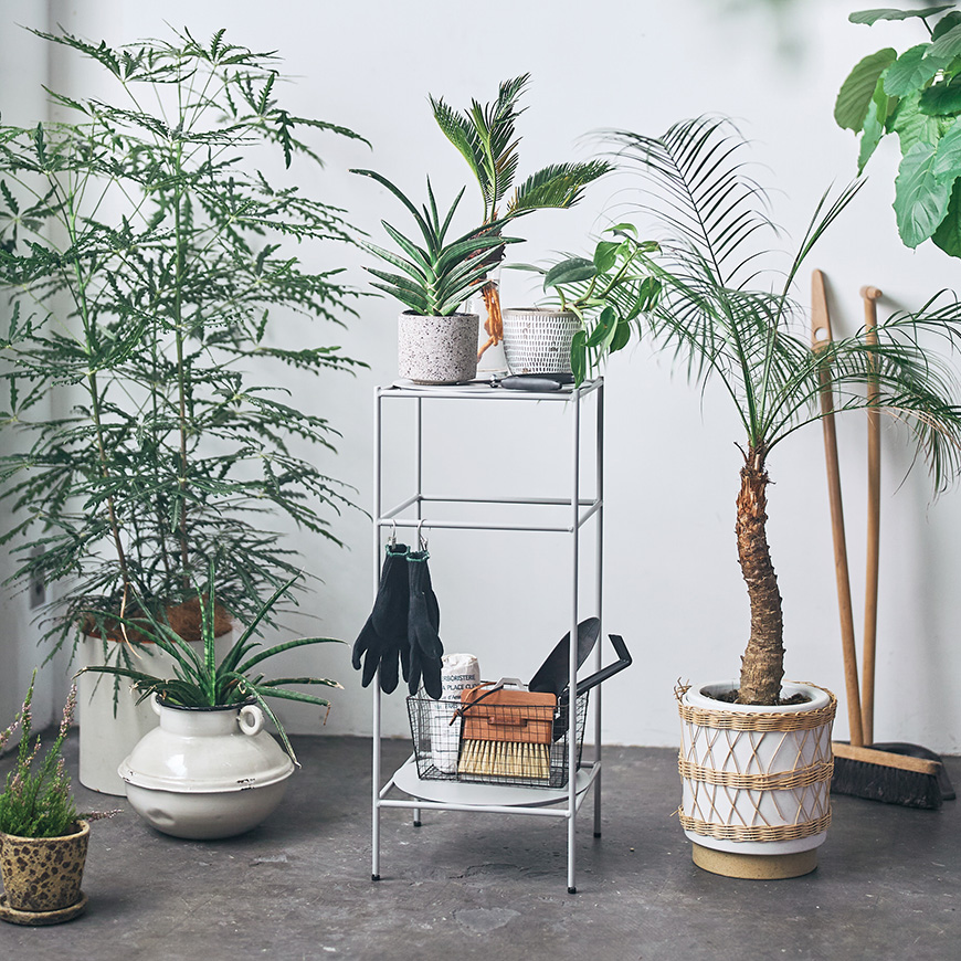 ANTENNA by SIEVEは、細く伸びた鉄棒をベースとした、シンプルで統一感のあるデザインの省スペース家具シリーズです。<br />
<br />
リビングやダイニング、エントランスのちょっとしたスペースに配置できる、魅力的なアイテムを提案します。